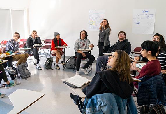 Image of students 和 professor in class.